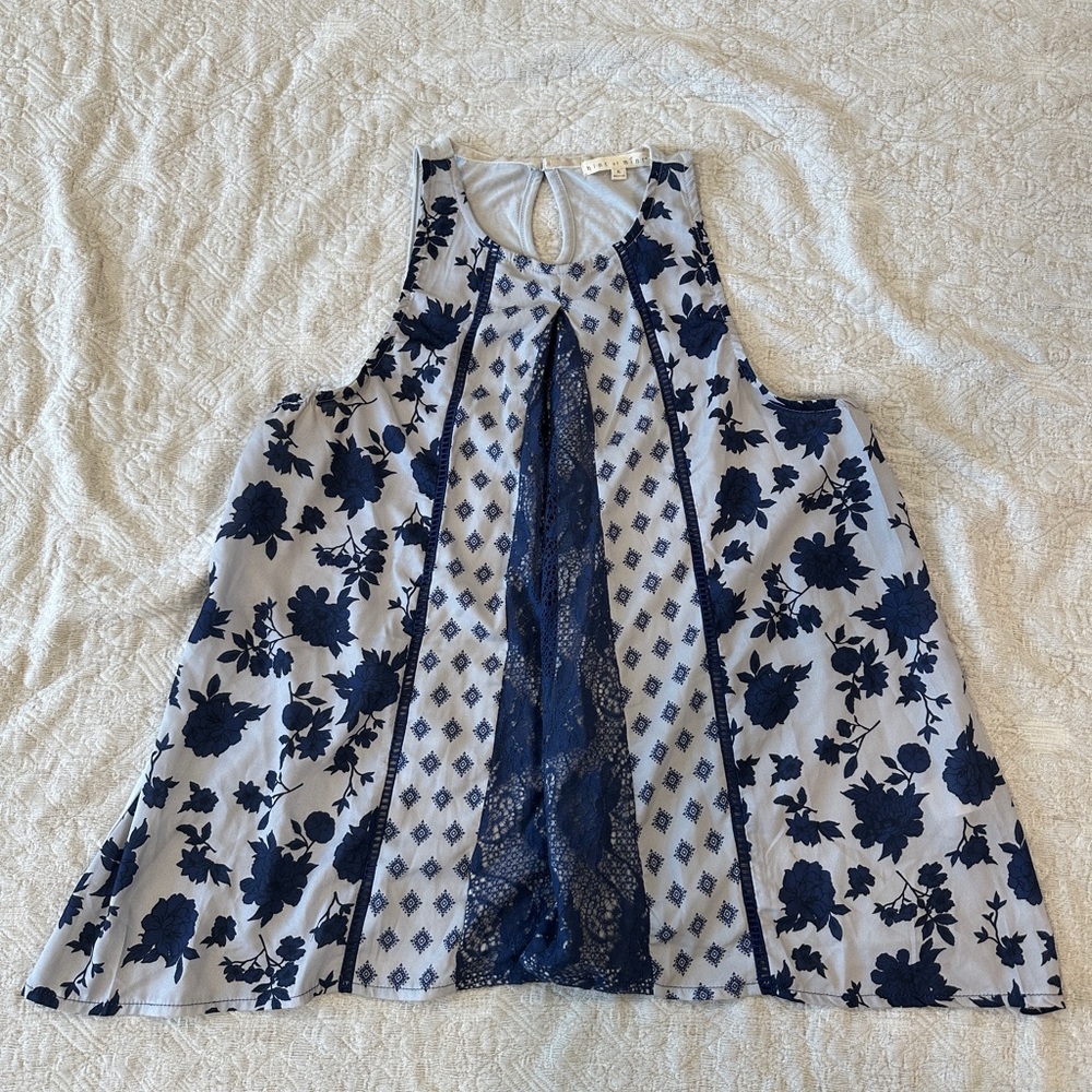 3/$15 ‎ Hint of Mint Sleeveless Blouse with Lace